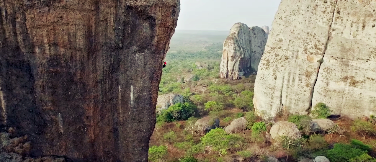 Alex Honnold klatrer i Angola